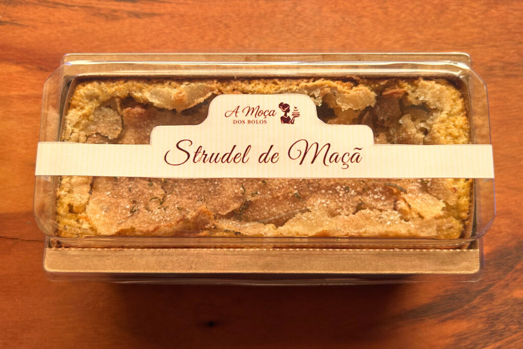 Uma releitura do famoso Strudel, com massa úmida de aveia, pedaços inteiros de maçã e um toque de limão para realçar o sabor. Finalizado com finas fatias de maçã, açúcar e canela polvilhados, que formam uma casquinha crocante deliciosa, e raspas de limão para perfumar e encantar!