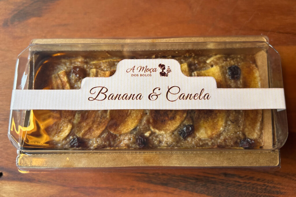 Nosso primogênito... O famoso Bolo de Banana, com massa incrivelmente macia, adoçada apenas com a fruta madura e uva passa. Coberto com finas fatias de banana e um toque de canela. Cheiroso, natural e perfeito para quem ama um docinho saudável!