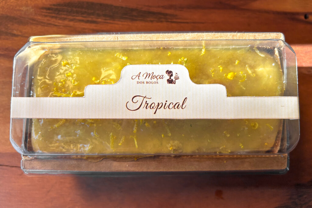 Massa fofinha e aromática de laranja, com uma cobertura de geleia artesanal e raspas de laranja. Frescor, aroma e sabor que encantam qualquer um!