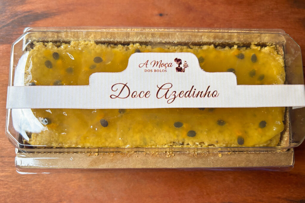 Massa aromática de maracujá com aveia e sementes crocantes, finalizada com uma geleia vibrante da fruta com sementes inteiras, para um visual e sabor únicos. Esse bolo foi pensado para aqueles que amam um azedinho, na medida certa!