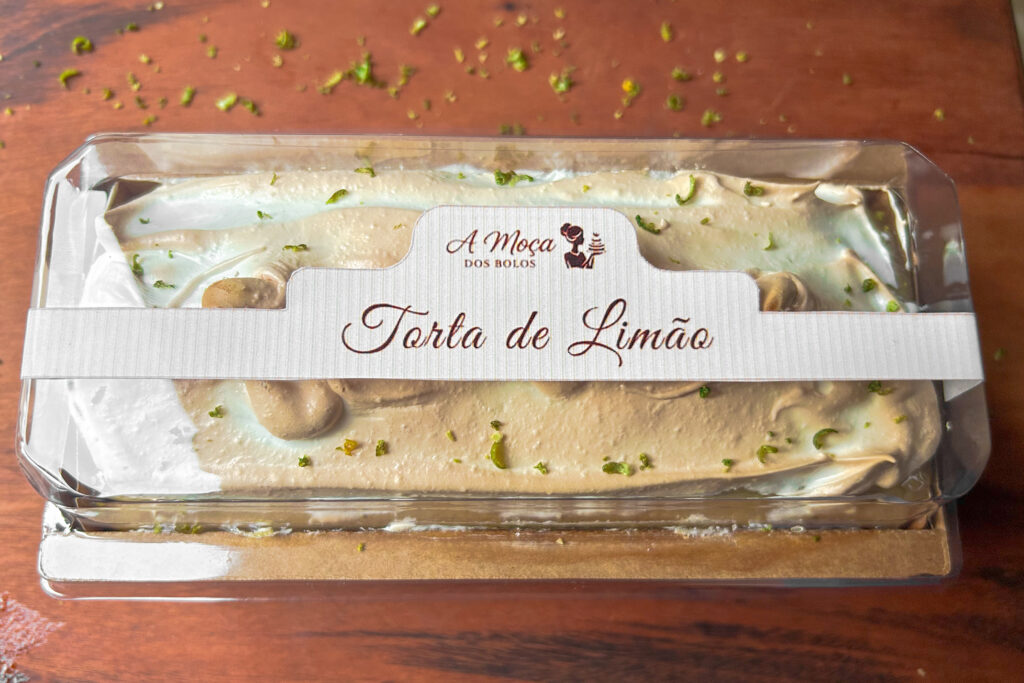 Massa leve de aveia que derrete na boca, com sabor intenso e aroma marcante de limão. A cobertura combina uma delicada geleia cítrica com um merengue aerado e raspas de limão — uma explosão de frescor e elegância!