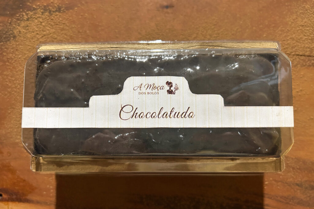 Especialmente para os amantes de chocolate... Massa intensa de chocolate black com aveia, leve e fofinha, coberta com uma generosa camada de brigadeiro cremoso. Simples e apaixonante!