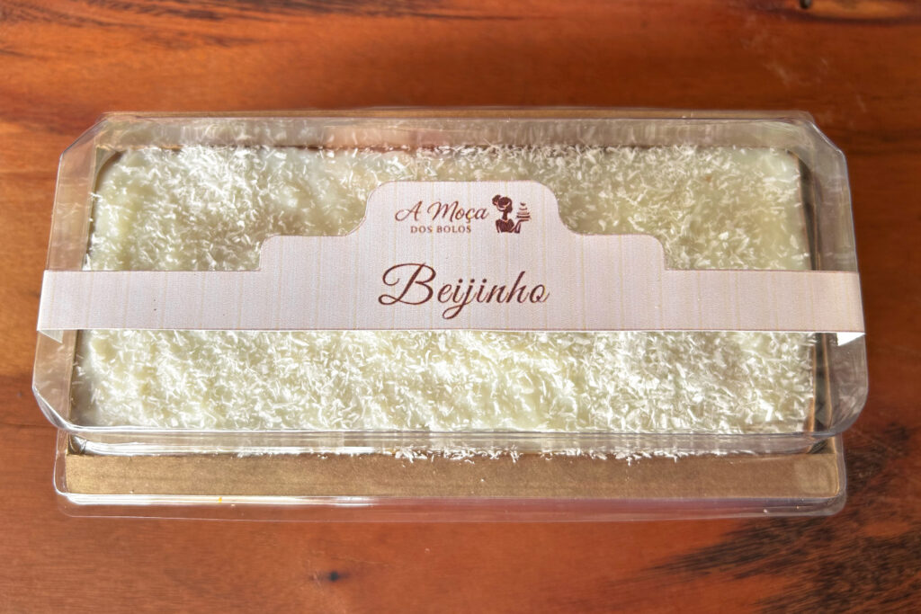 Massa levemente crocante de coco com arroz, coberta com beijinho cremoso e coco ralado natural. Um bolo envolvente e cheio de texturas que encantam o paladar!