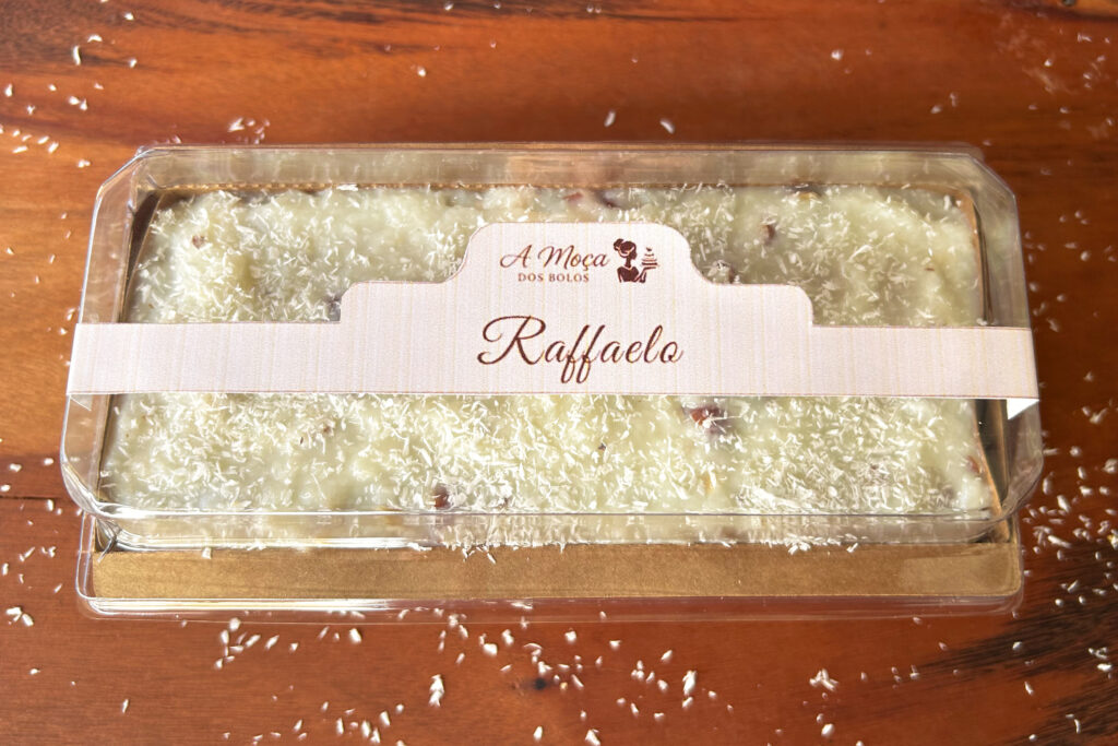 Mais uma releitura do adorado chocolate... Esse bolo tem uma massa crocante de coco natural e pedaços de avelã, feita com farinha de arroz, e coberta por beijinho crocante e avelãs inteiras, perfeito para quem ama uma textura!