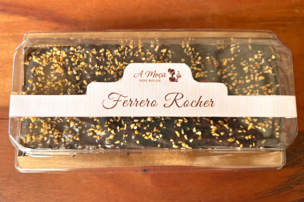 Uma releitura do famoso chocolate, com uma massa de chocolate black com aveia e avelãs crocantes. Coberto por uma camada de chocolate crocante, com pedaços de avelã, e finalizado com avelãs inteiras, trazendo textura e sabor irresistíveis!