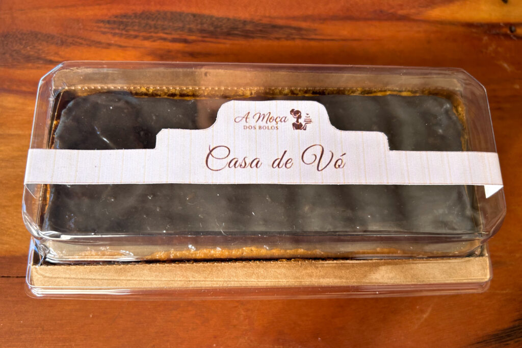 O clássico bolo de cenoura com cobertura de chocolate, com massa úmida e cobertura cremosa de chocolate black. A cada mordida, uma boa lembrança na casa da vovó!