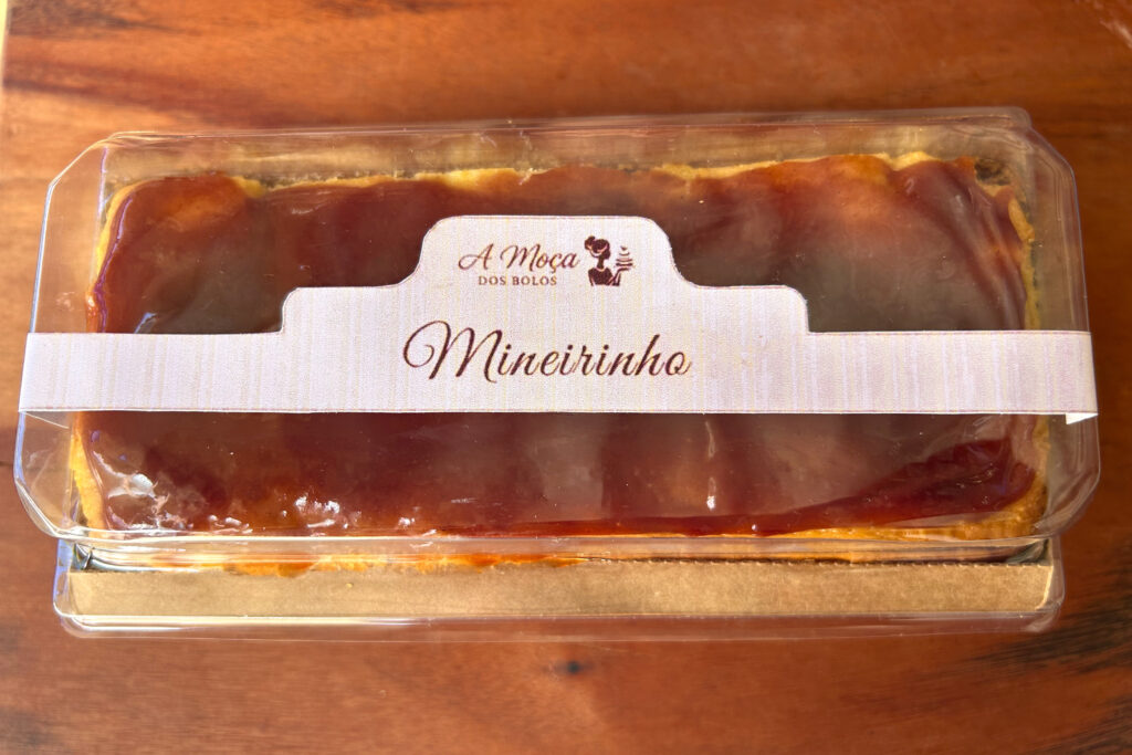 Tradicional bolo de fubá, com massa delicada e macia, e uma cobertura irresistível de goiabada cremosa. Para um bom mineiro, esse bolo não pode faltar no café da tarde!