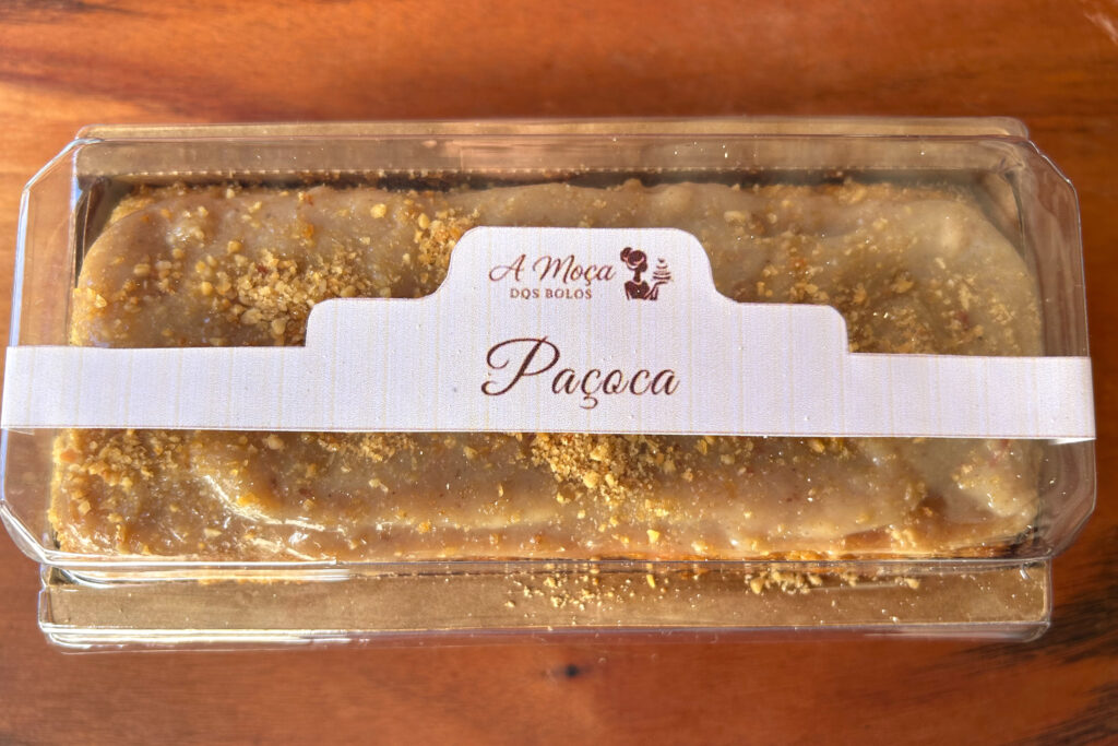 Massa macia e super aromática de amendoim torrado com aveia, coberta com doce de leite caseiro e uma farofinha crocante de paçoca. Para os amantes de paçoca, esse bolo é irresistível!